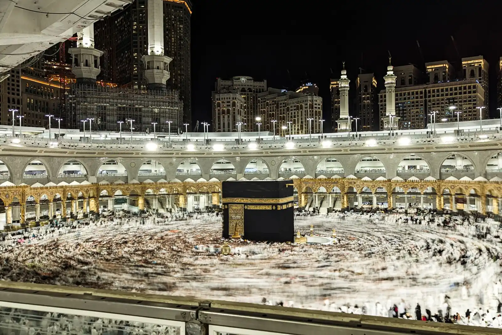 Gece Mescid-i Haram'da Kâbe ve tavaf eden kalabalık